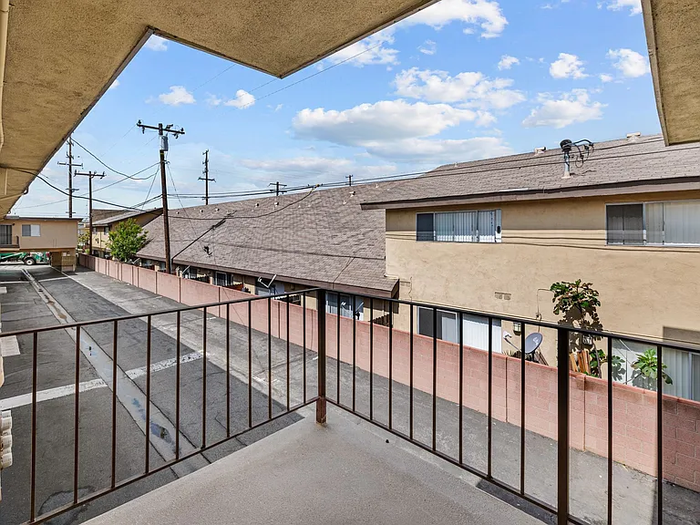 Crestview Apartments — Photo 1