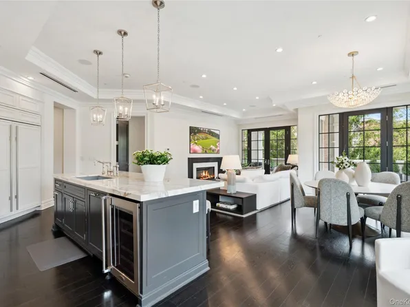 1000 Royal Court #1008, North Hills, NY 11040