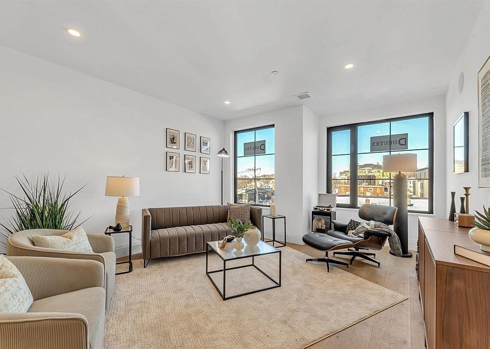1st image of 34 Oak St #103