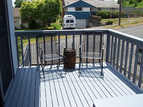  Your own private deck with fully fenced back yard w/ plenty of parking 