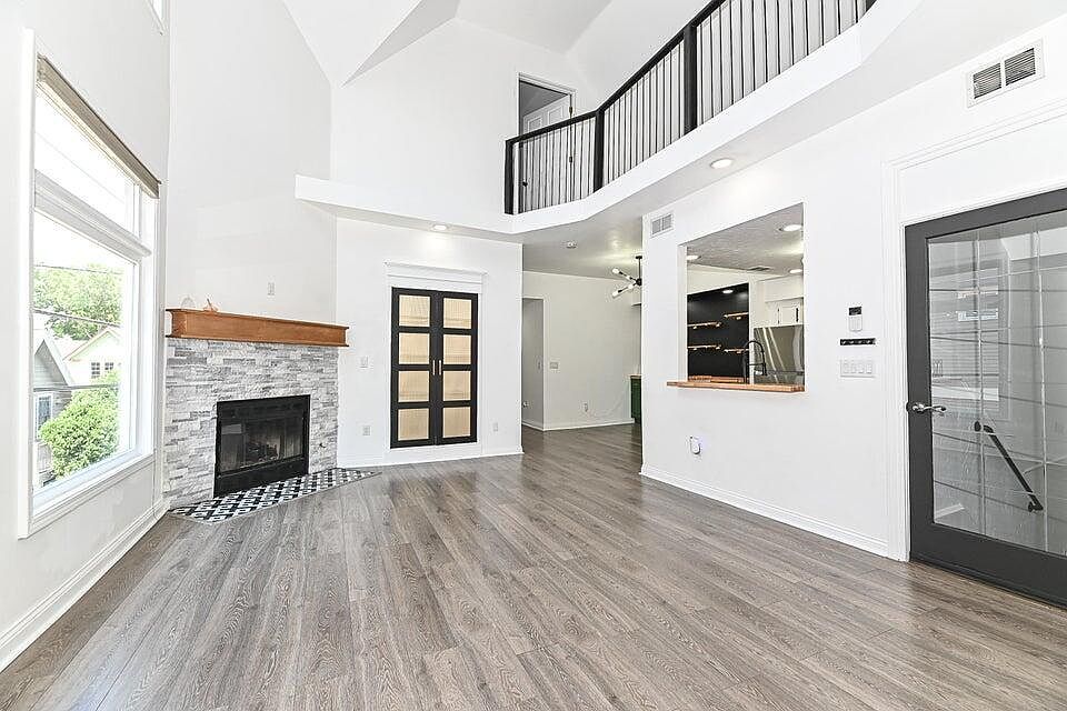 2nd image of 118 W Reservoir Ave #118