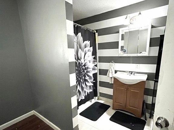 5th image of 163 Marion St