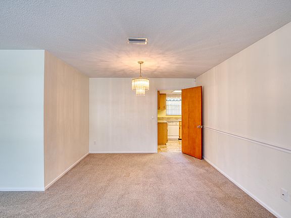 5th image of 170 Lindenwood Cir S