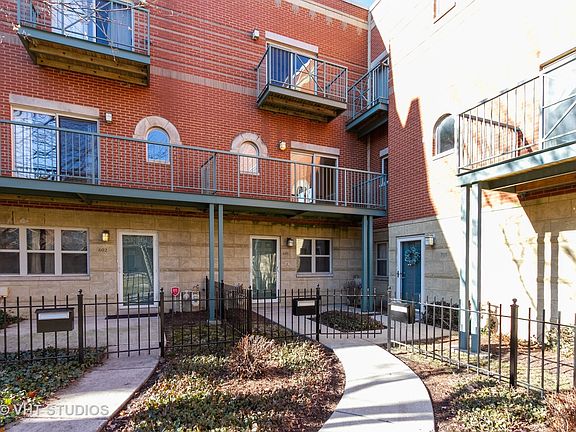 3rd image of 4530 S Woodlawn Ave Unit 608