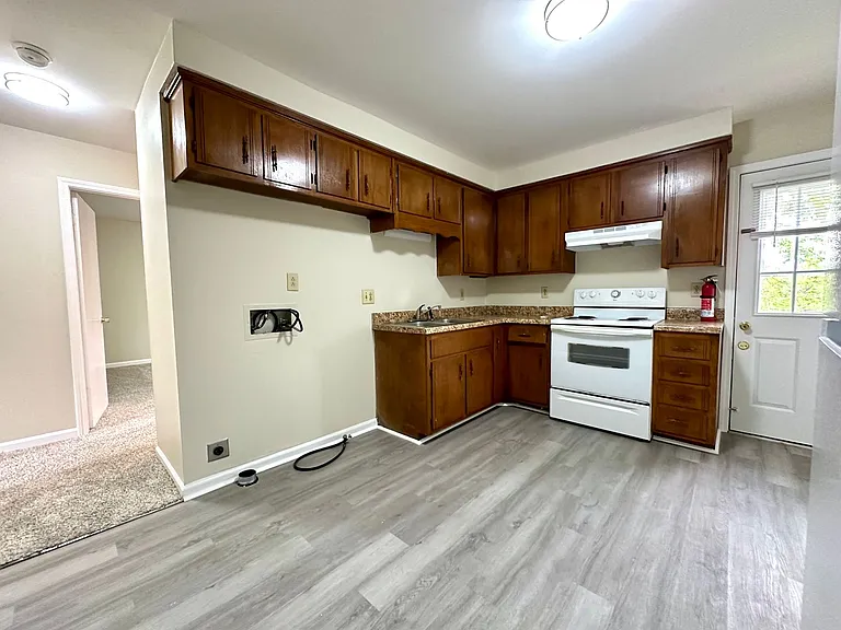 1906 Batts Ln — Photo 7
