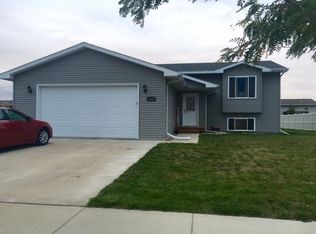 1308 Plum Ln, Aberdeen, SD 57401