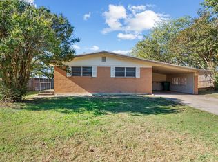 106 Blakeney St, Stephenville, TX 76401