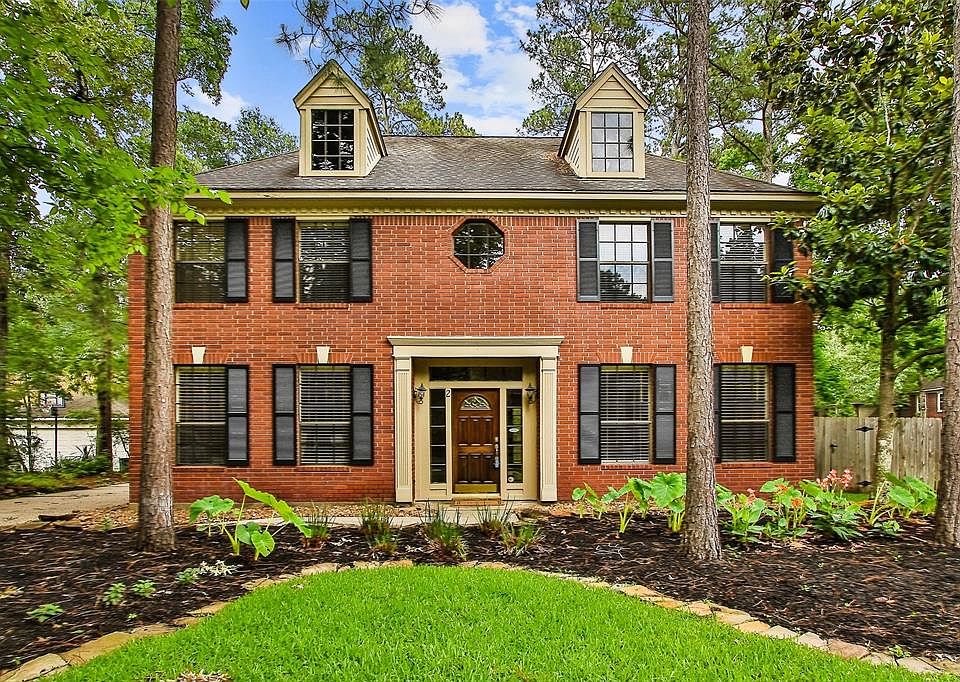Welcome home to 2 Heathstone Place! Beautiful Village Builder home located in the heart of the Woodlands.