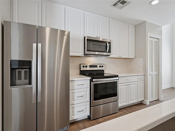 3rd image of 982 CASA DEL SOL CIRCLE