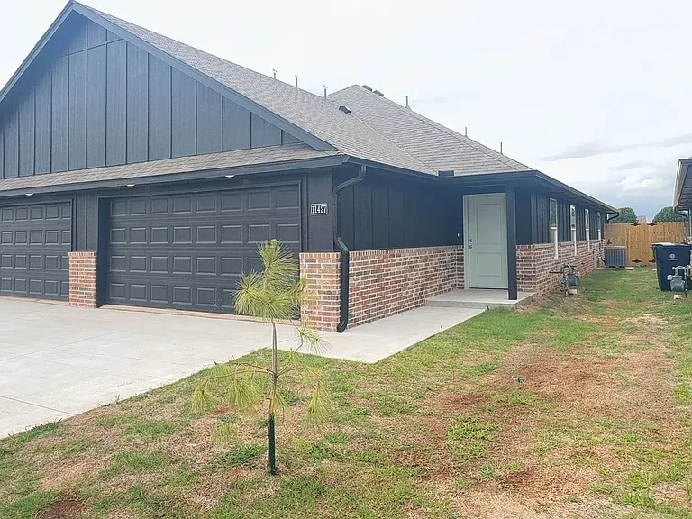 11427 University Dr — Photo 2