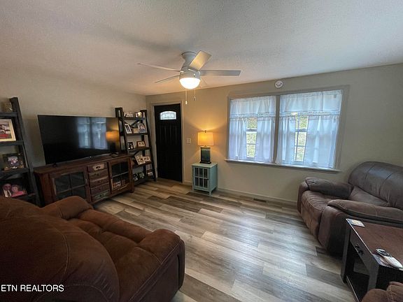 4th image of 613 Clark St