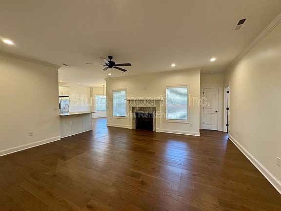 4th image of 1009 Grand Ave