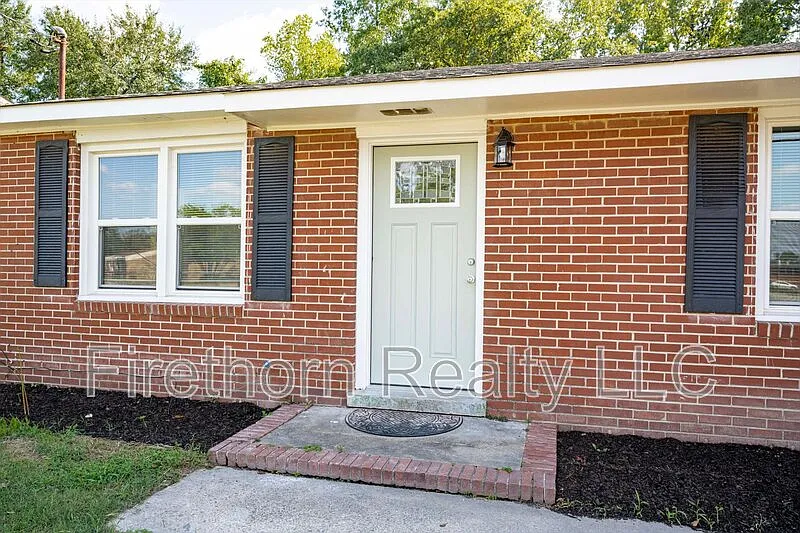 3 bed, 1.0 bath, 1020 sqft, $1,450 — Photo 3