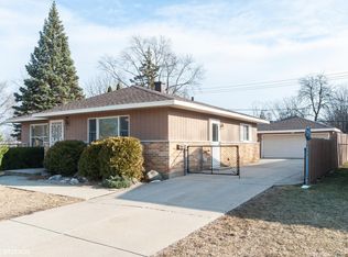 653 S Wayne Pl, Wheeling, IL 60090