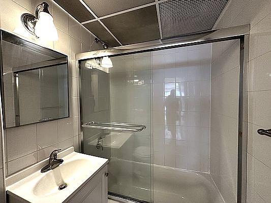 4th image of 160-18 Booth Meml Ave #1F