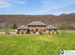 2506 Red Fox Ln, Stroudsburg, PA 18360