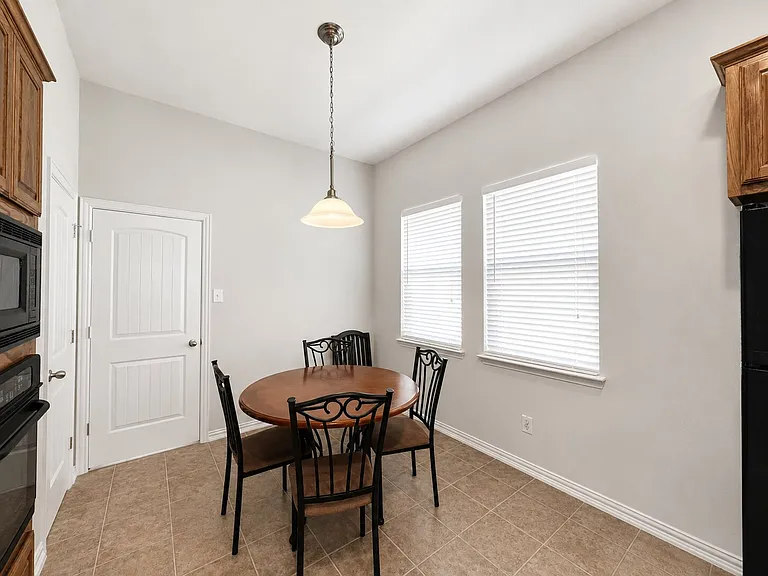 5724 Silverton Ave — Photo 6
