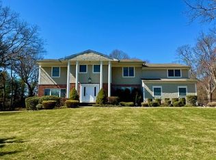 19 Elizabeth Dr, Syosset, NY 11791