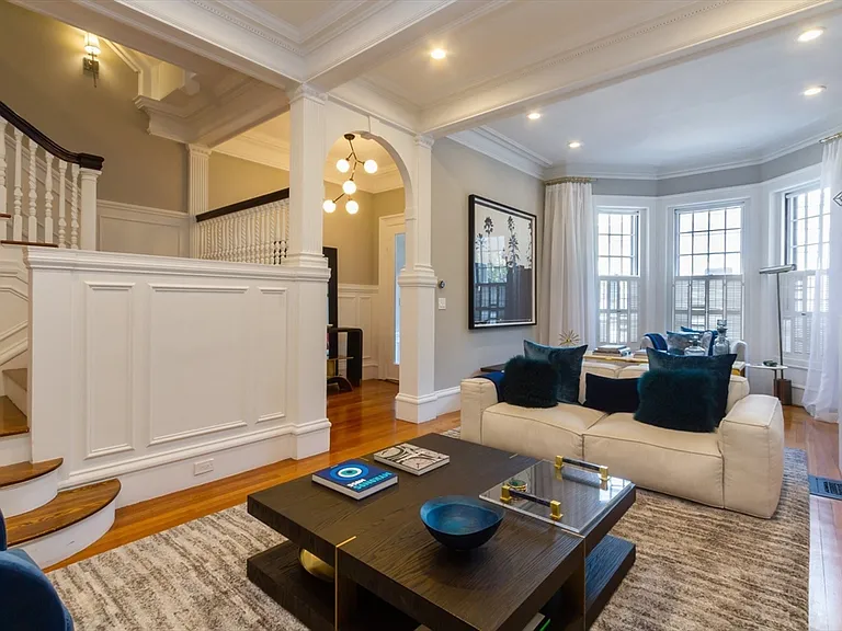 27 Hereford St — Photo 4