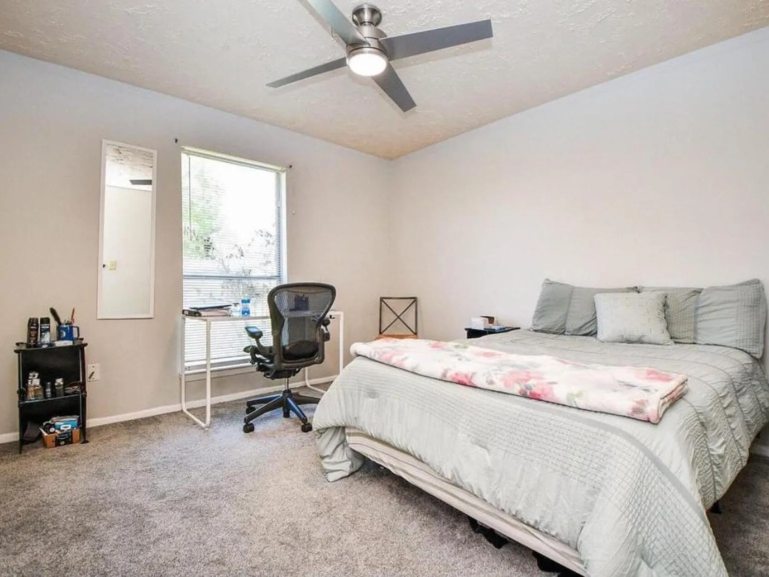 4 bed, 3.0 bath, 1900 sqft, $1,594 — Photo 1