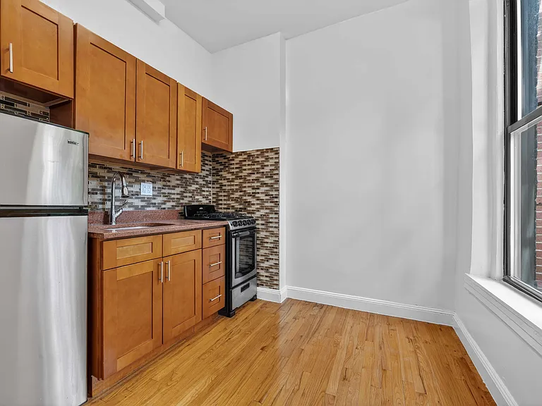 300 W 10th St #2B — Photo 4