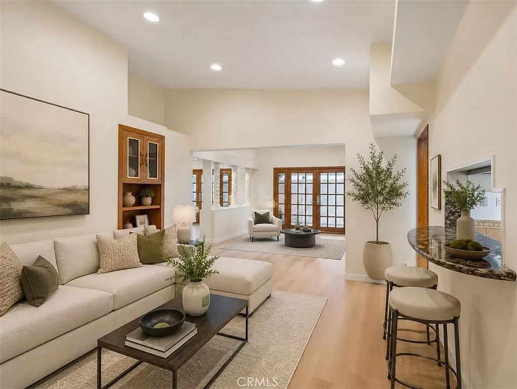 4 bed, 2082 sqft, $5,550 — Photo 4
