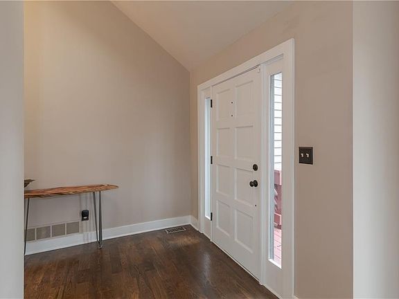 4th image of 10 Geraldine Dr SE
