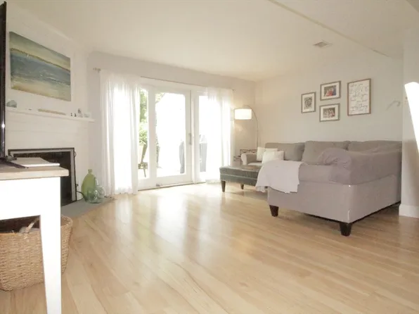 19 Apple Tree Hill Rd Unit 19, Hopkinton, MA 01748