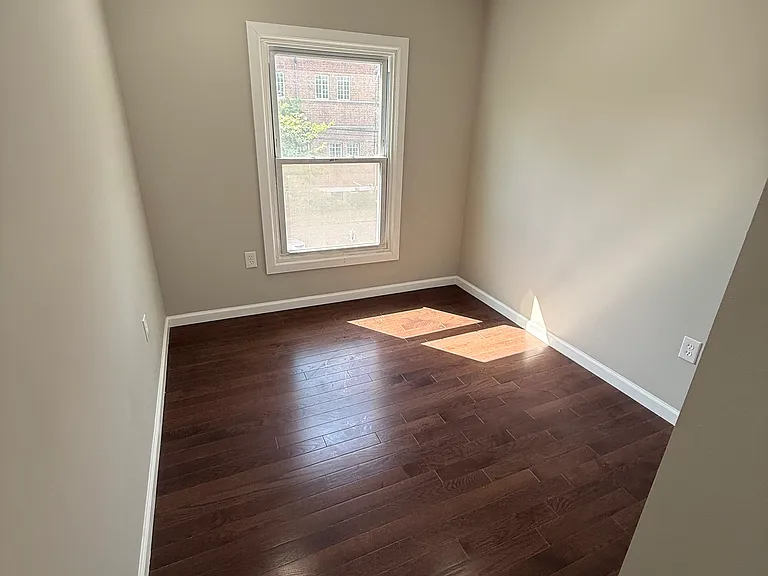 41 Howe St #2R — Photo 5
