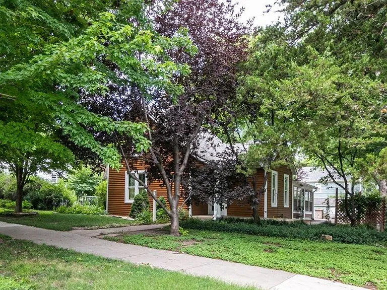 1800 Poyntz Ave — Photo 4