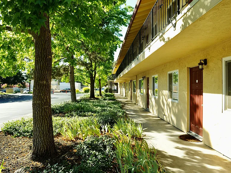 7th Street Manor — Photo 16