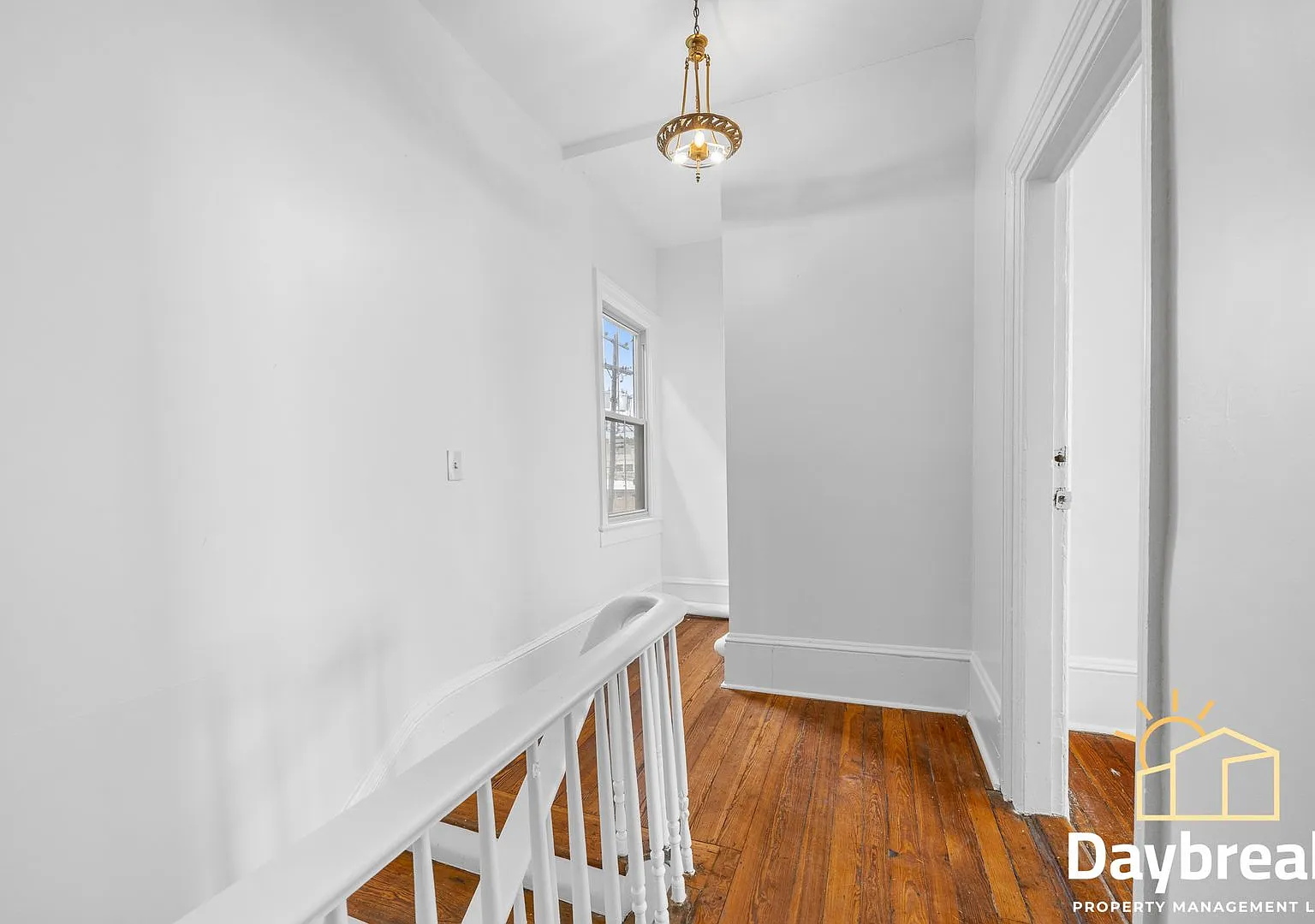 Charming 2 Bedroom, 1 Bathroom Unit - Upstairs - Prime Forsyth Park Location! — Photo 4