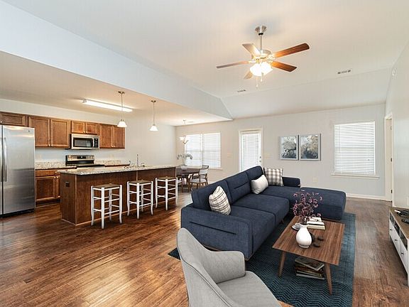 3rd image of 594 Sunset Dr