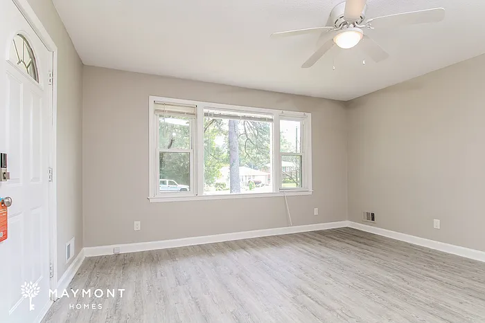 21 Newport Dr — Photo 3