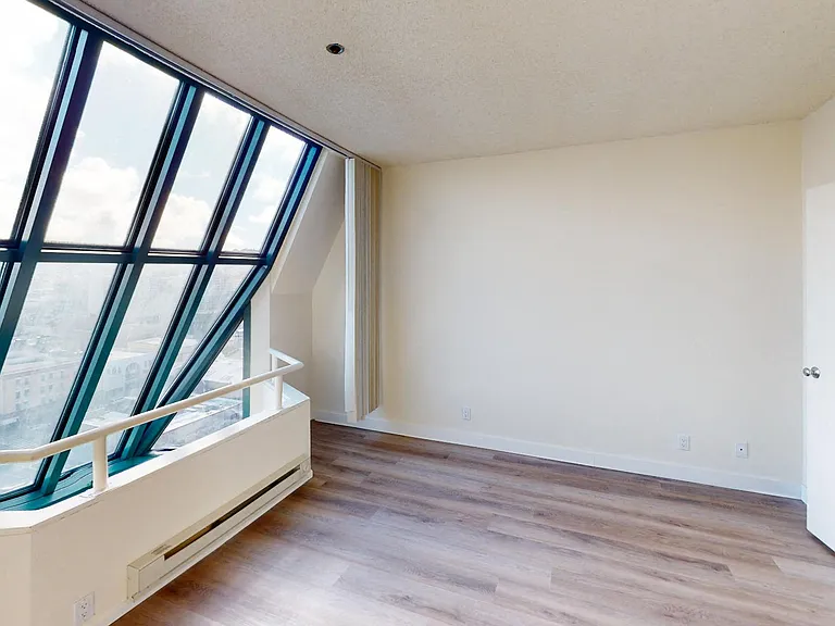 Trinity Towers Apartments — Photo 22