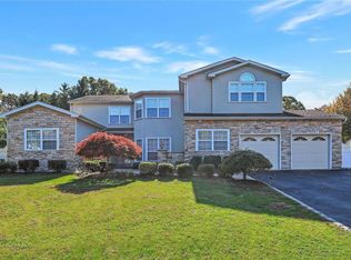 8 Morning Glory Dr, Lake Grove, NY 11755