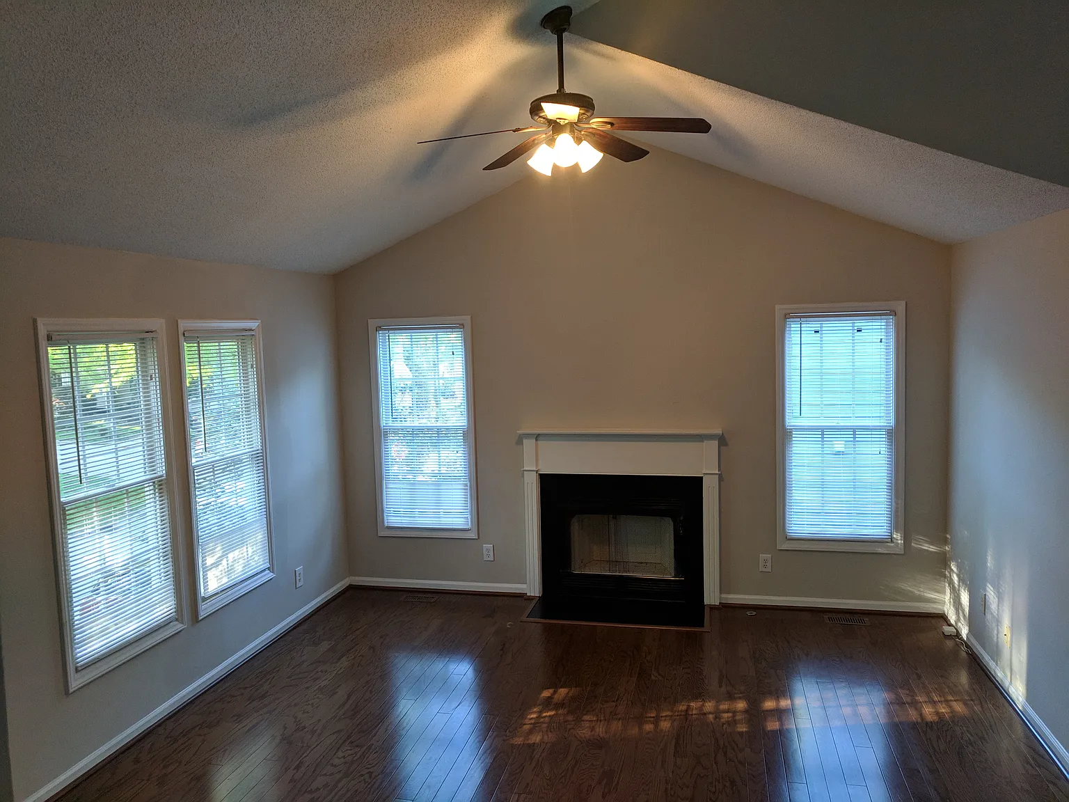 3 bed, 2.5 bath, 1400 sqft, $2,150 — Photo 2
