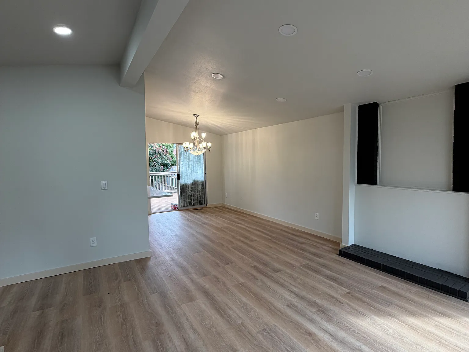 5 bed, 2270 sqft, $3,950 — Photo 3