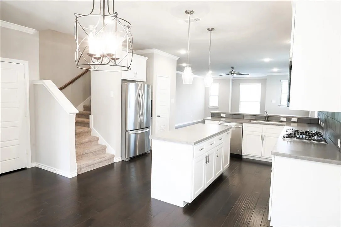 3 bed, 1935 sqft, $3,750 — Photo 4