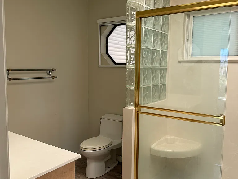 Upstairs Full Bathroom