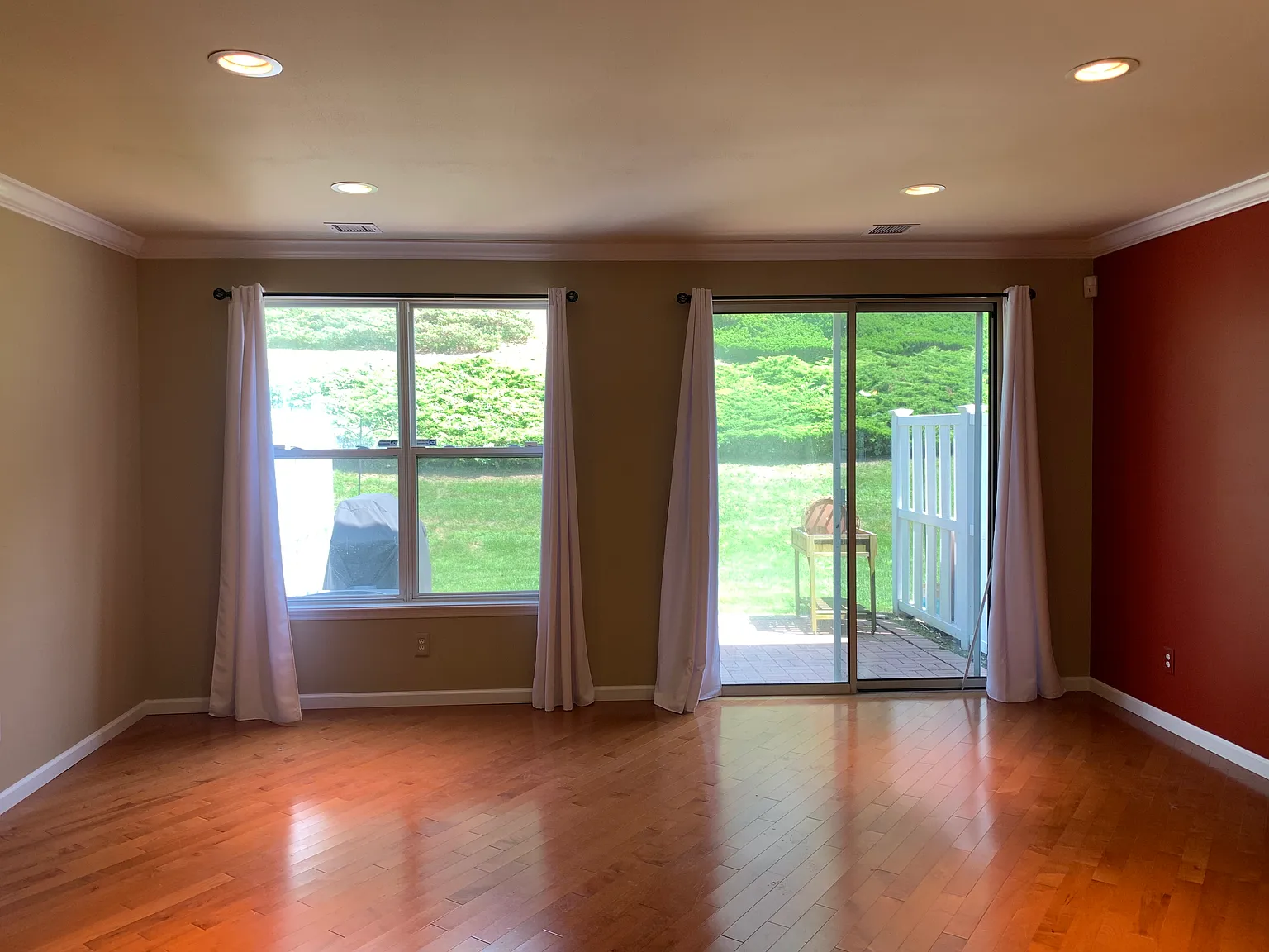 3 bed, 2.5 bath, $4,195 — Photo 2