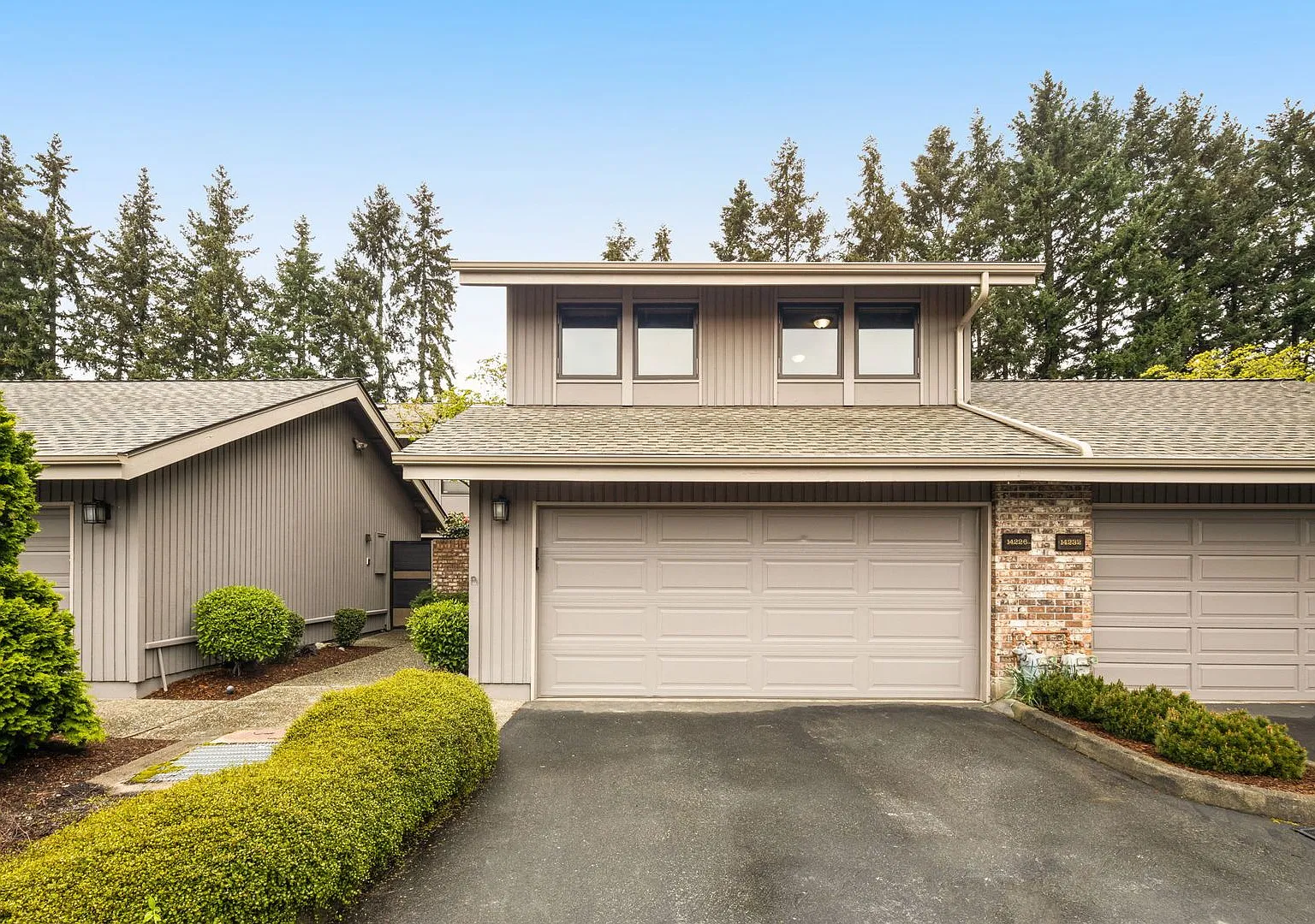 4Bd/3Ba Bellevue Townhome — Photo 1