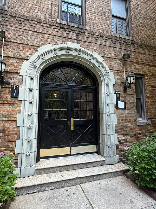 4879 Broadway 3A