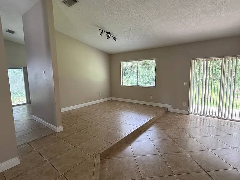 504 Shane Cir — Photo 7
