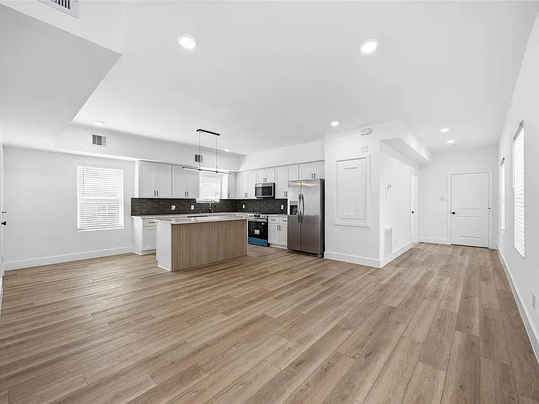 801 E 32nd 1/2 St #A — Photo 7