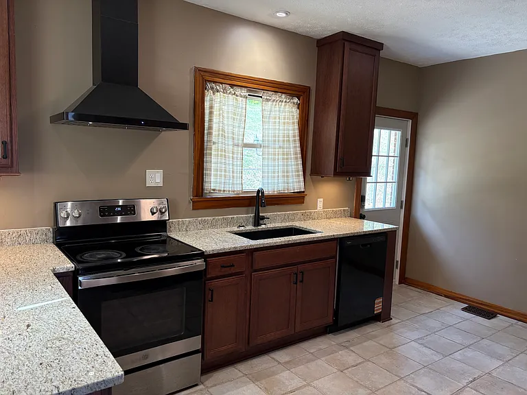 6003 N Broadway St — Photo 14