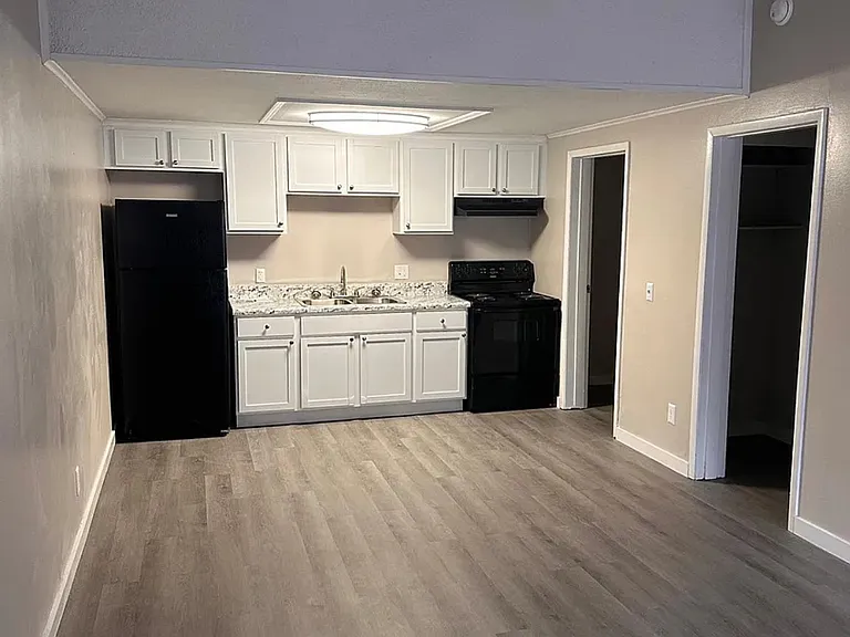 1850 Apple Valley Dr — Photo 2
