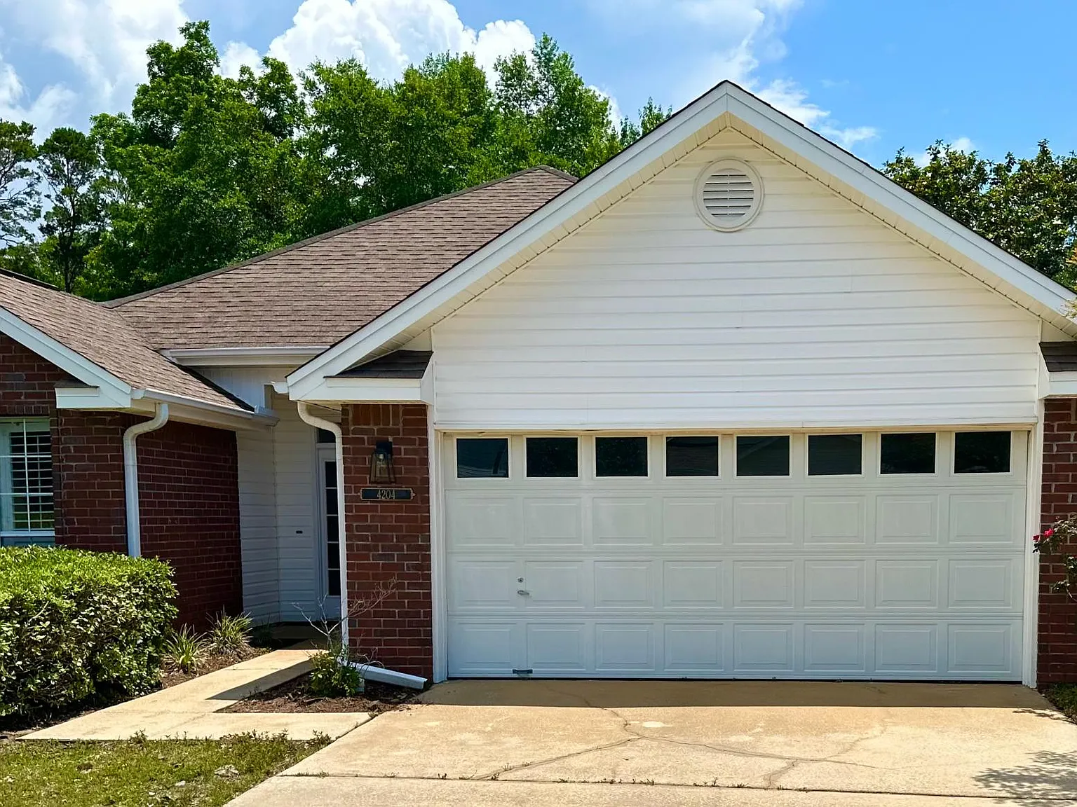 4 bed, 1901 sqft, $3,100 — Photo 2