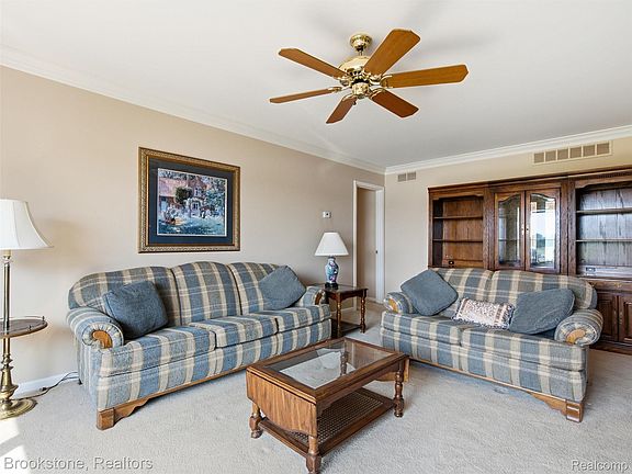 5th image of 1082 Country Club Dr #84