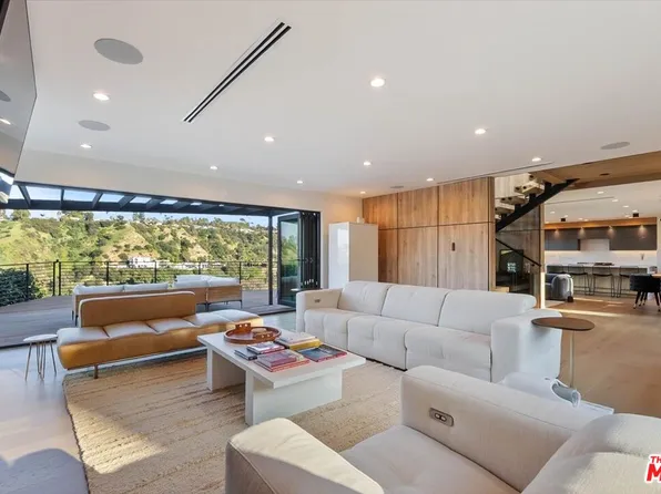 3820 Scadlock Ln, Sherman Oaks, CA 91403